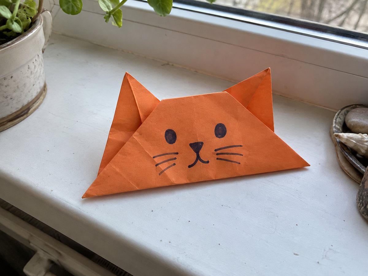 Мордочка кошки из оранжевой бумаги с нарисованными усами
